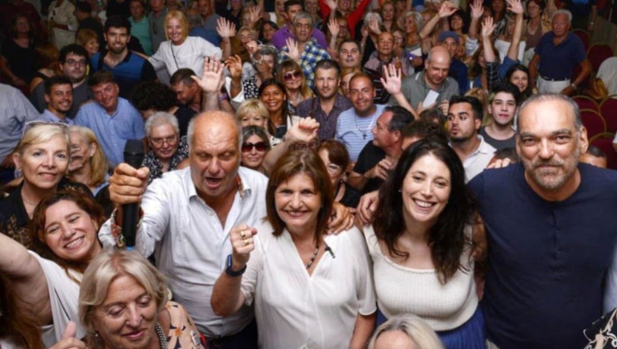 Lombardi, Bullrich, Ajmechet e Iglesias junto a militantes del PRO en Mar del Plata.