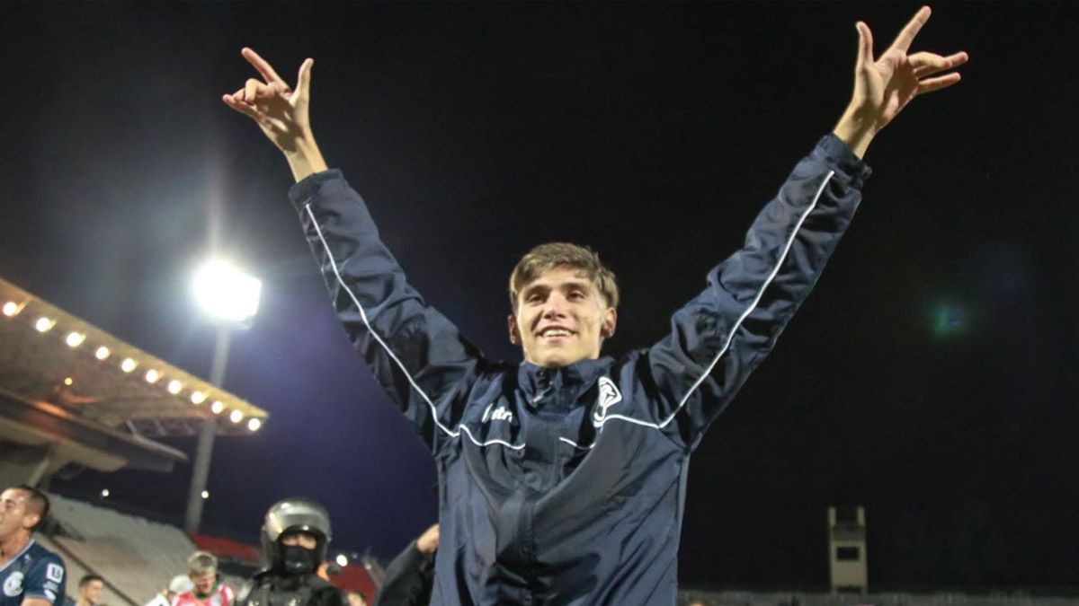 Lucas Ambrogio se lució con el primer gol de la Lepra ante el Lobo.