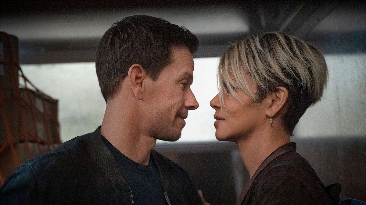 Netflix se luce con una divertida comedia de acción con Mark Wahlberg y Halle Berry