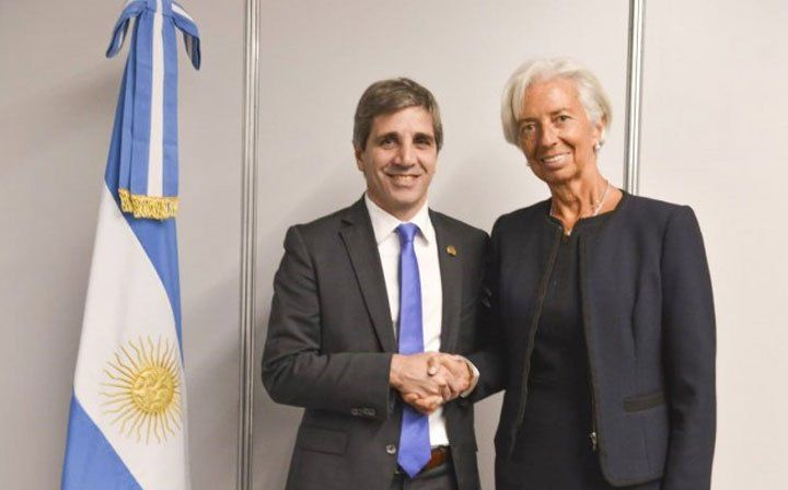 Lagarde llegó a la Argentina y respaldó a Caputo
