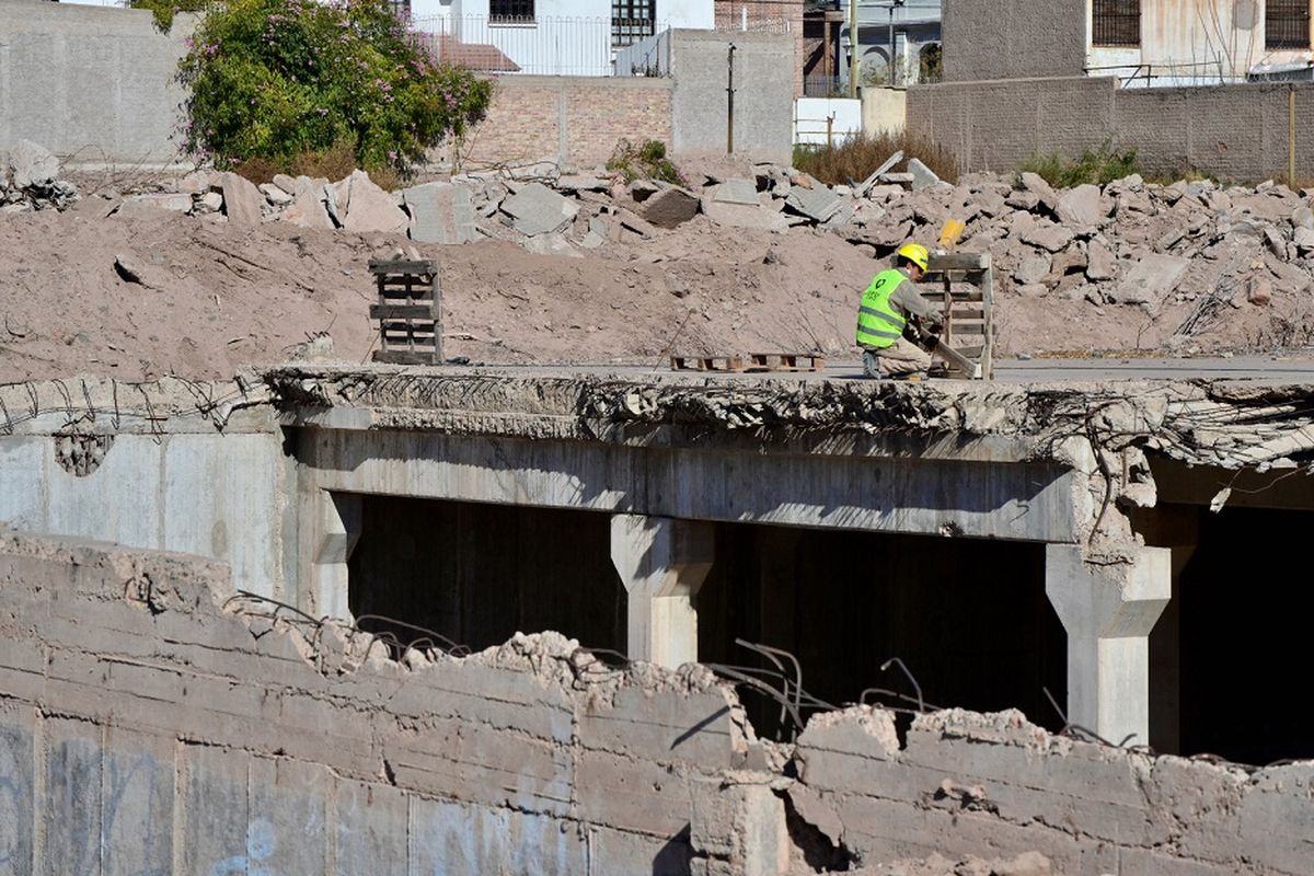 En total, 45 trabajadores están finiquitando la obra en la parte de la champañera de la ex bodega Arizu. En total, 45 trabajadores están finiquitando la obra en la parte de la champañera de la ex bodega Arizu.