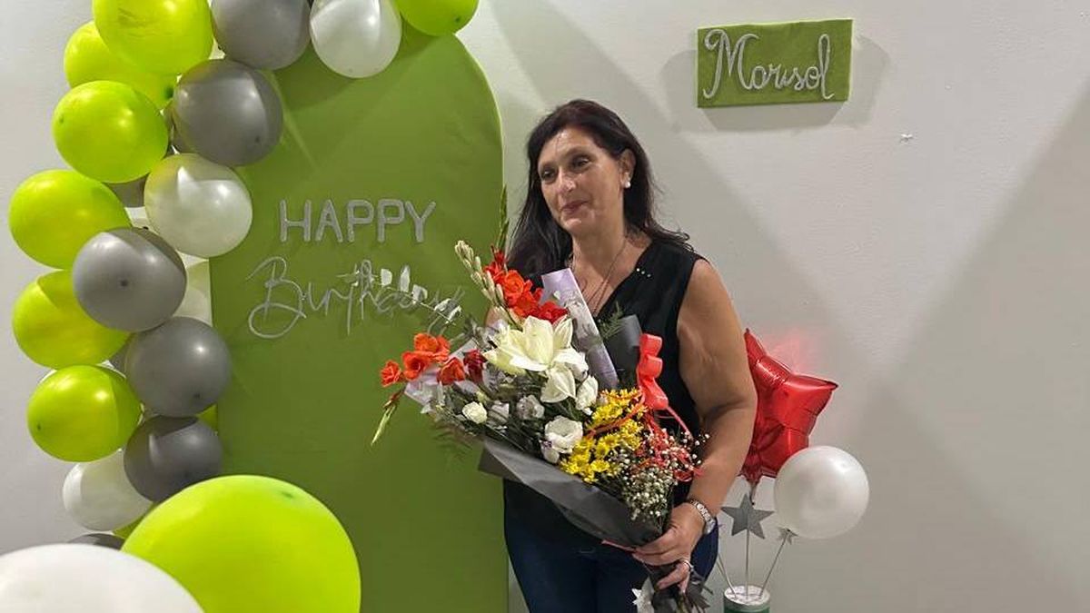 Flores, globos, cosas ricas y un cartel enorme en la puerta de su trabajo. Marisol fue sorprendida por sus compañeros. Flores, globos, cosas ricas y un cartel enorme en la puerta de su trabajo. Marisol fue sorprendida por sus compañeros.