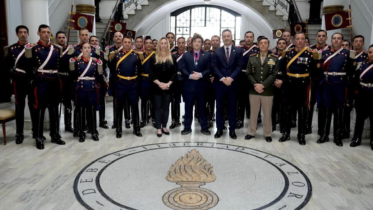 Javier Milei, Luis Petri y Karina Milei junto a los Granaderos.