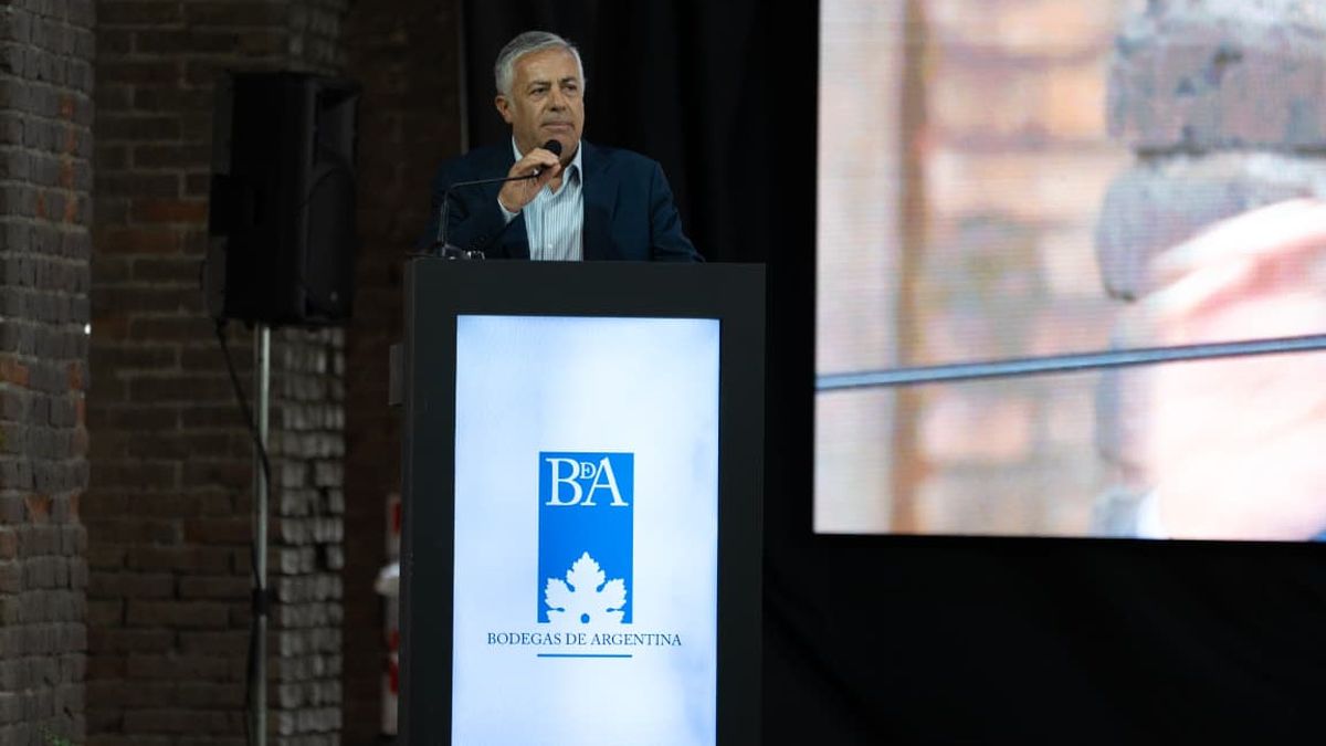 El gobernador Alfredo Cornejo participó del agasajo de Bodegas de Argentina. Este domingo parte a Estados Unidos, a una misión encabezada por el presidente Javier Milei. El gobernador Alfredo Cornejo participó del agasajo de Bodegas de Argentina. Este domingo parte a Estados Unidos, a una misión encabezada por el presidente Javier Milei.