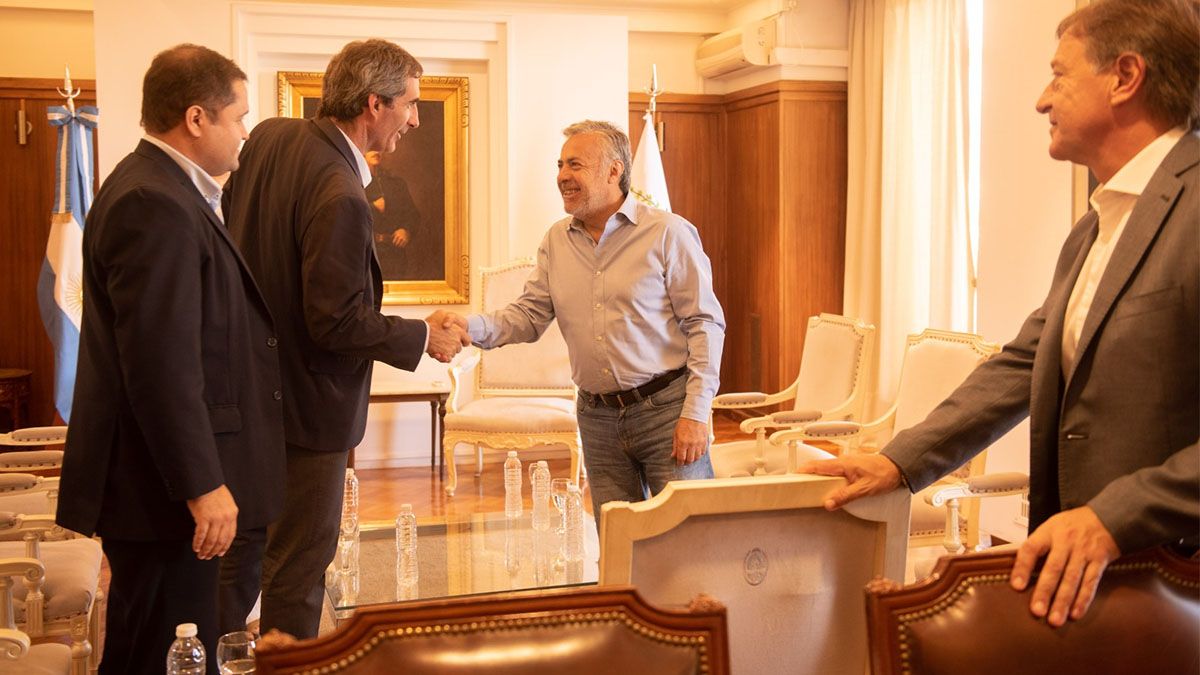 El gobernador electo Alfredo Cornejo y el actual, Rodolfo Suarez, recibieron a las autoridades de JetSmart.