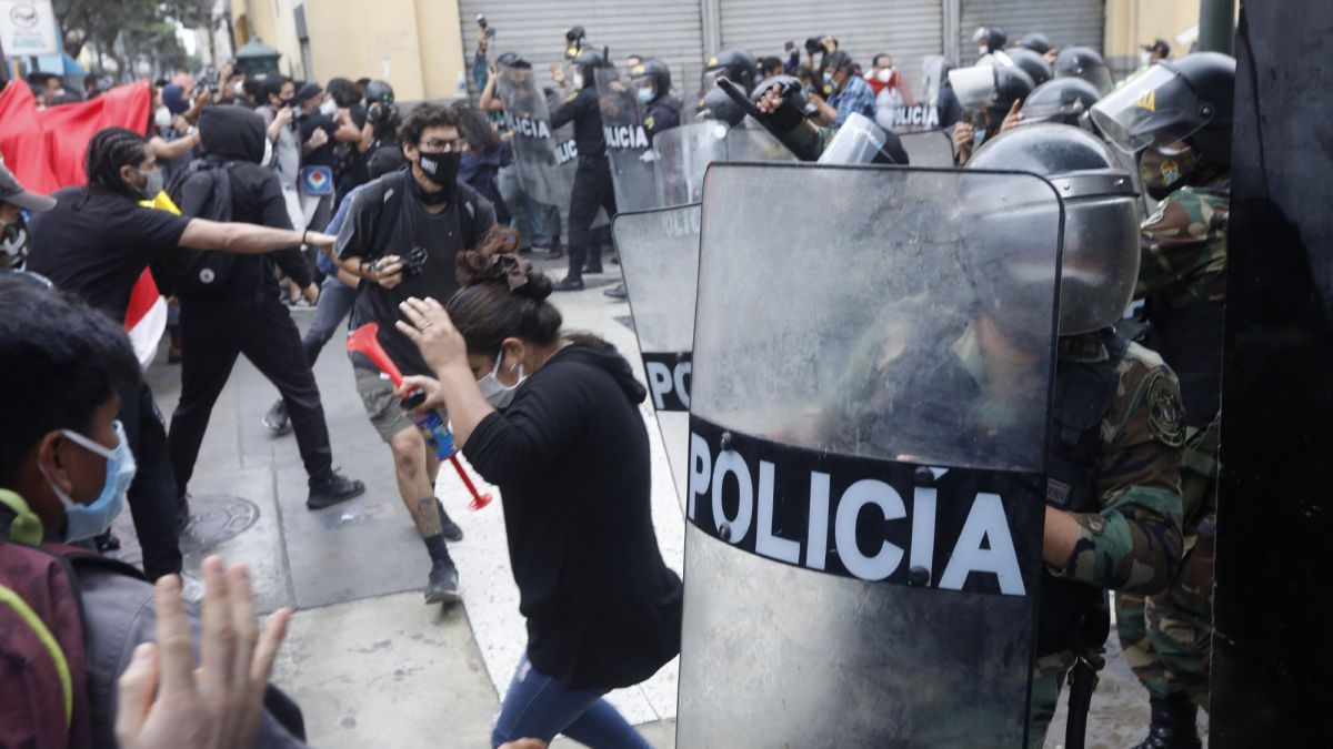 Tras la violenta represión que dejó dos muertos y más de 90 heridos, gran parte del gabinete dimitió y agravó la crisis política.