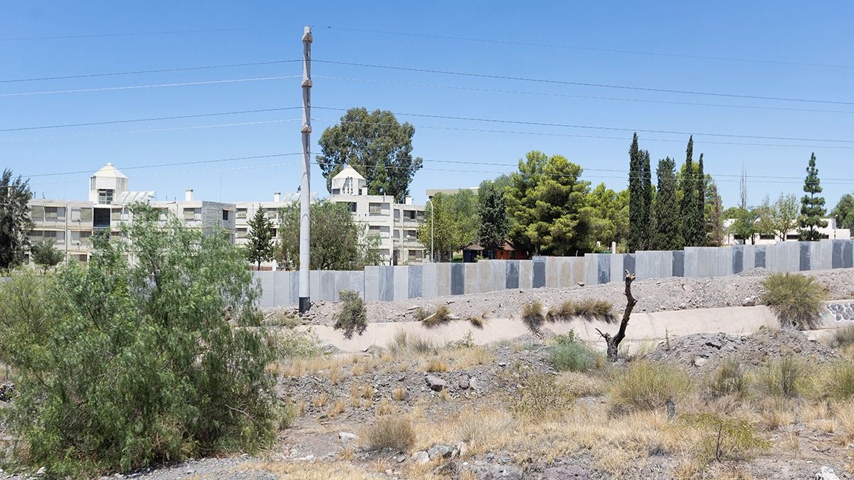 Los especialistas afirman que el muro contra la inseguridad que se está levantando en la UNCuyo no condice con el espíritu urbano y arquitectónico de esa institución. Los especialistas afirman que el muro contra la inseguridad que se está levantando en la UNCuyo no condice con el espíritu urbano y arquitectónico de esa institución.