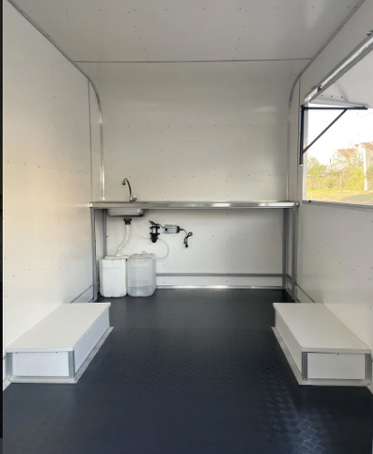 El food truck incluye una mesada de acero inoxidable con bacha, grifería, una bomba de agua automática y dos depósitos de 20 litros cada uno. El food truck incluye una mesada de acero inoxidable con bacha, grifería, una bomba de agua automática y dos depósitos de 20 litros cada uno.