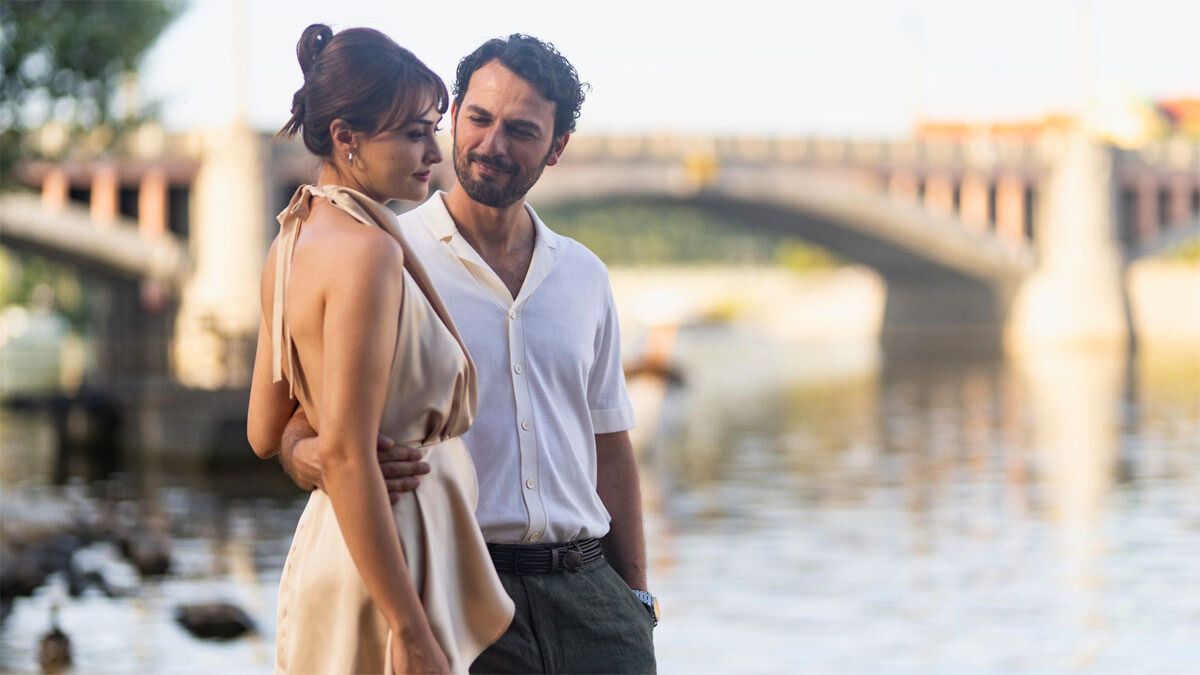 Esra Bilgic y Birkan Sokullu son los protagonistas principales de esta película de Netflix.