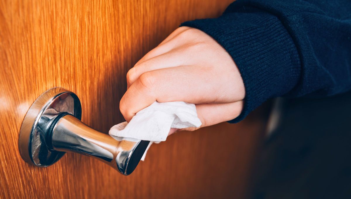 Las manijas de las puertas o muebles y las llaves metálicas suelen acumular olor a metal y mucha suciedad Las manijas de las puertas o muebles y las llaves metálicas suelen acumular olor a metal y mucha suciedad