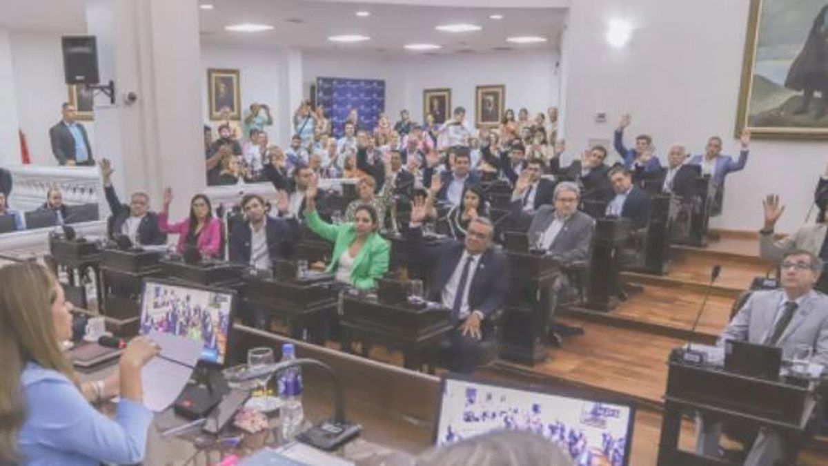 Mayoría de manos levantadas para aprobar la cuasi moneda para La Rioja. Mayoría de manos levantadas para aprobar la cuasi moneda para La Rioja.