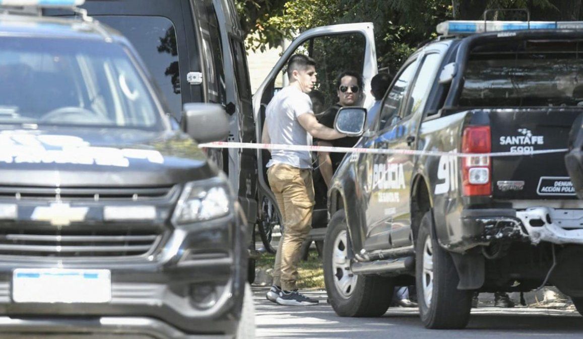 El joven se encontraba con un grupo de amigos en Granadero Baigorria y desde un auto que pasaba le dispararon con un arma causándole la muerte
