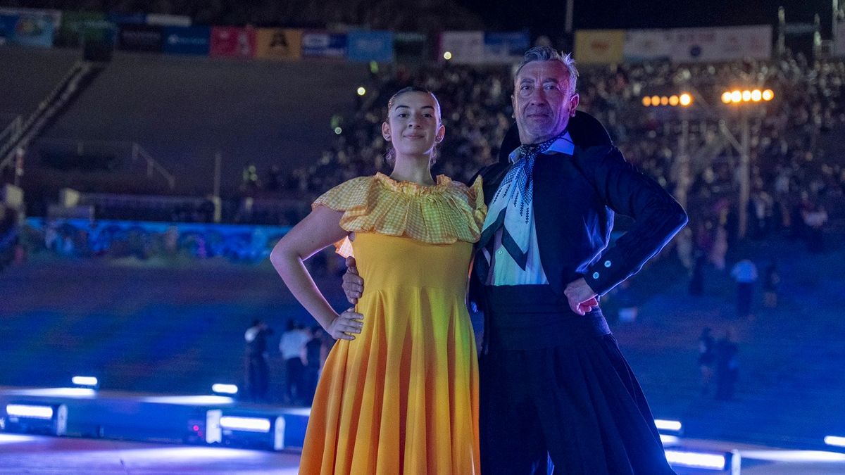 Con poses de bailarines, padre e hija posan para la cámara de Diario UNO en el teatro griego Frank Romero Day. Con poses de bailarines, padre e hija posan para la cámara de Diario UNO en el teatro griego Frank Romero Day.