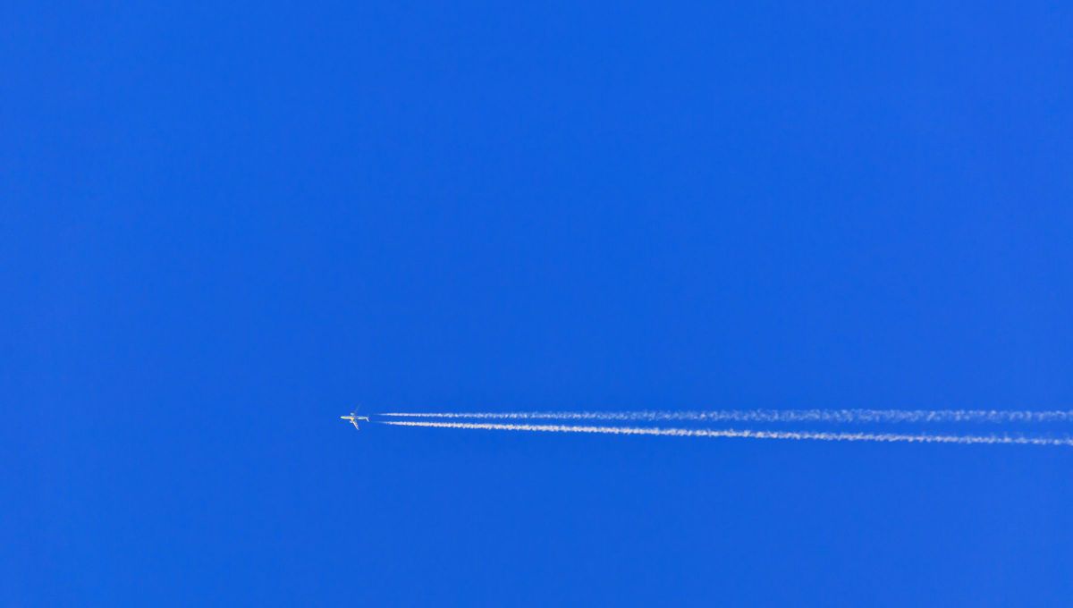 Por qué los aviones dejan una mancha blanca en el cielo y qué significa realmente
