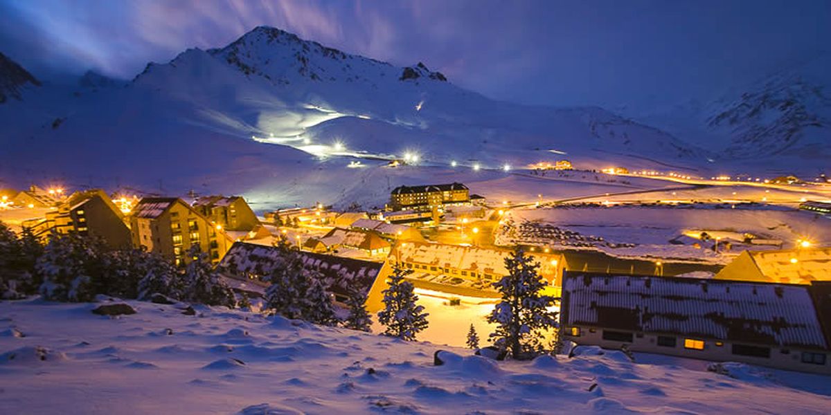 Las pistas iluminadas del centro de esquí Las Leñas son un gran atractivo.