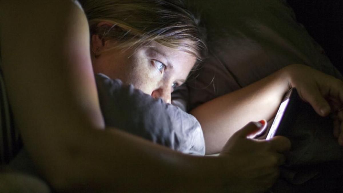 Según el Feng Shui, jamás debes dormir con el celular al lado de la cama. Según el Feng Shui, jamás debes dormir con el celular al lado de la cama.