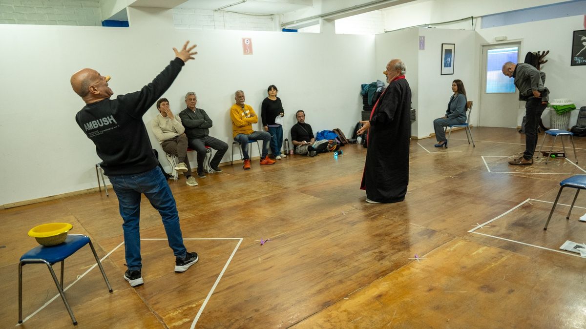 El abogado y autor de la obra de teatro presenció varios ensayos del elenco. El abogado y autor de la obra de teatro presenció varios ensayos del elenco.