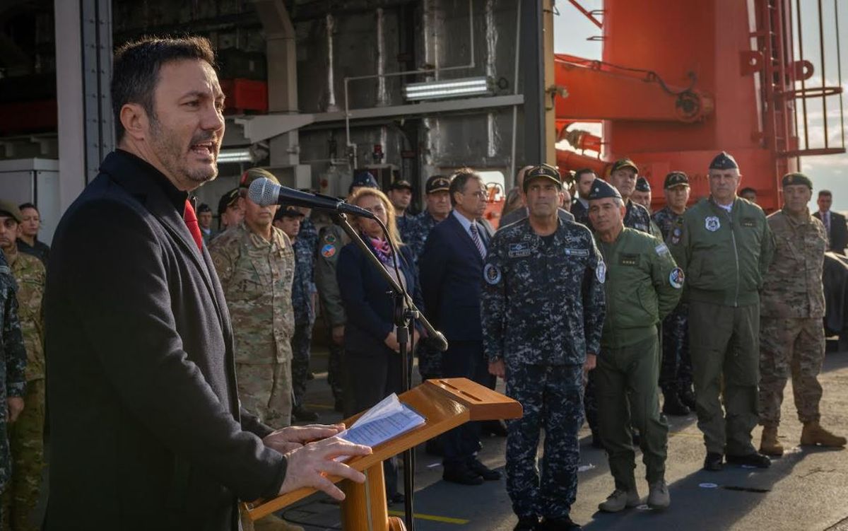 Petri, otra vez, habló de la necesidad de que las fuerzas armadas sean valoradas por la población. Petri, otra vez, habló de la necesidad de que las fuerzas armadas sean valoradas por la población.