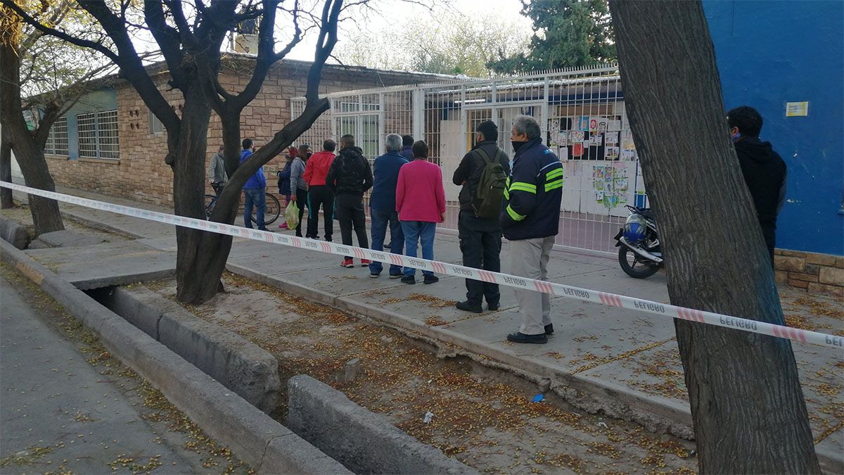 La postal de siempre: escuelas con demoras en las PASO 2021 y los primeros votantes