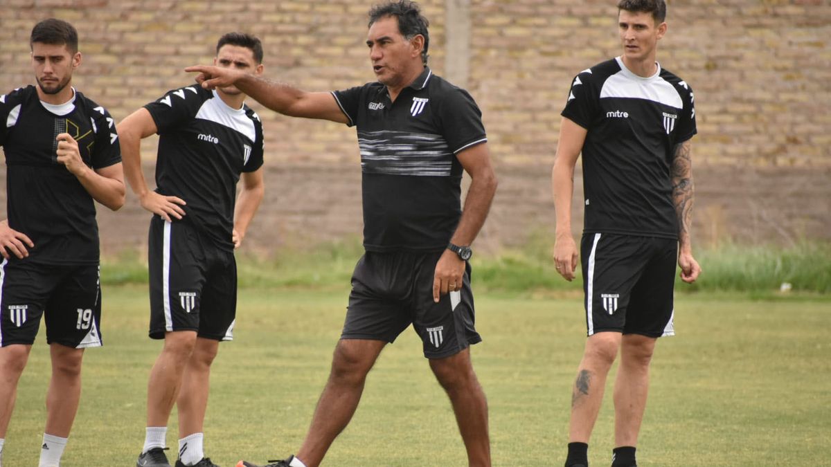 Darío Alaniz prepara el equipo para jugar ante Gimnasia y Tiro de Salta. Darío Alaniz prepara el equipo para jugar ante Gimnasia y Tiro de Salta.