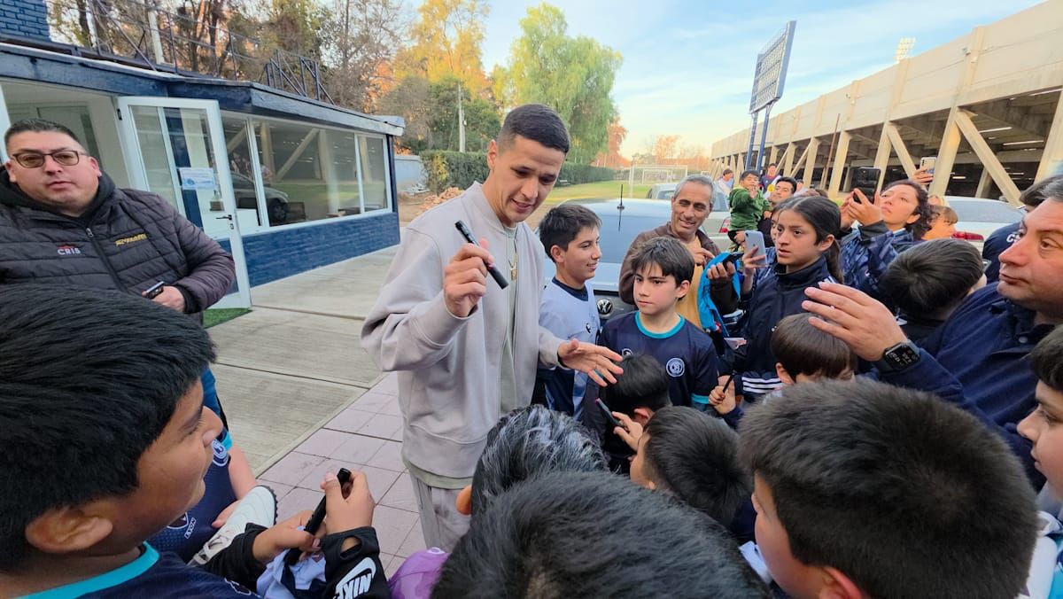 ¡El Paraguayo volvió a casa! Álex Arce fue presentado oficialmente por Daniel Vila como el nuevo refuerzo de Independiente Rivadavia.