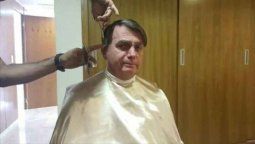 Un video de Bolsonaro en la  peluquería disparó todo tipo de bromas