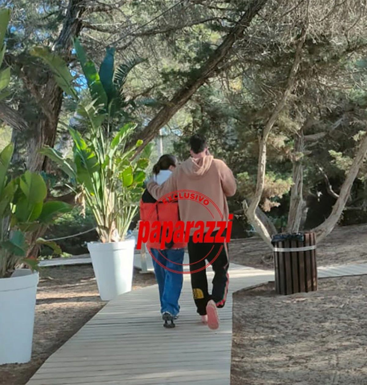 Otra de las fotos que muestra a Tini y De Paul muy acaramelados paseando por Ibiza.