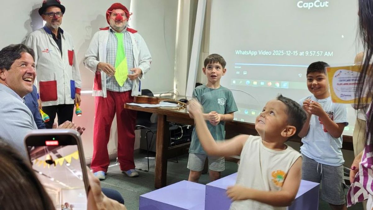 La campana de la felicidad. Felipe y sus seres queridos estuvieron de festejo tras un proceso de cáncer. La campana de la felicidad. Felipe y sus seres queridos estuvieron de festejo tras un proceso de cáncer.