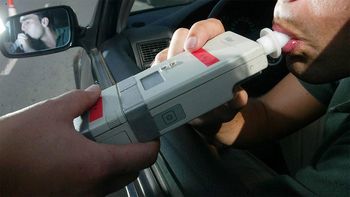 Insólito: dio positivo en un control de alcoholemia, huyó y se olvidó a su novia