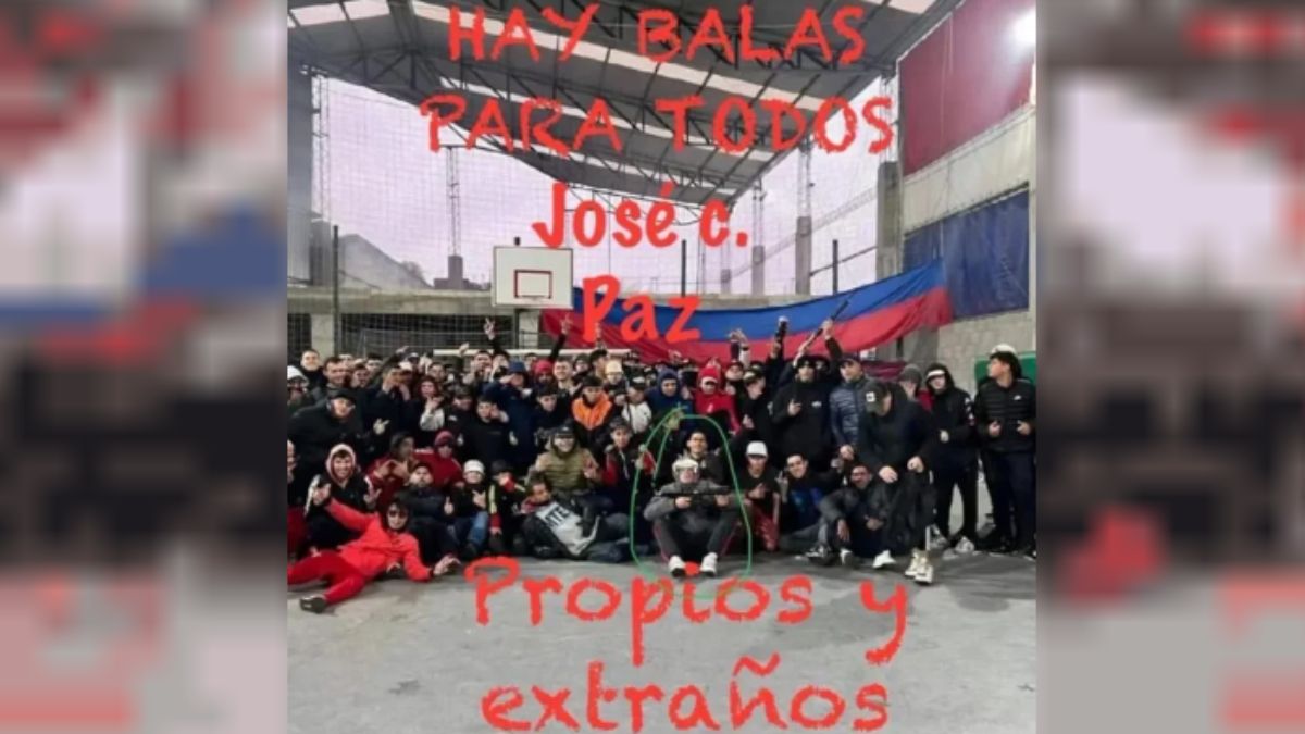 Grave muestra de poder a punta de armas, amenazas y robos. Los barrabravas de Huracán no se guardaron nada este jueves. Grave muestra de poder a punta de armas, amenazas y robos. Los barrabravas de Huracán no se guardaron nada este jueves.