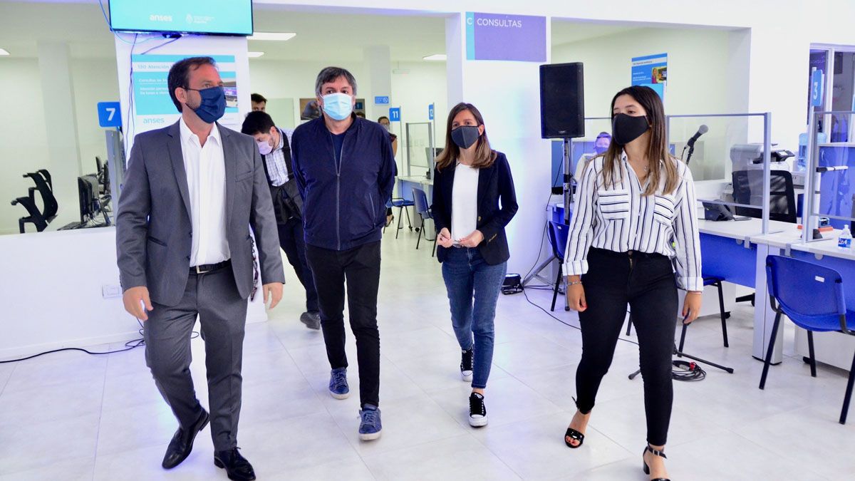 El intendente de Escobar, Ariel Sujarchuk; el diputado nacional Máximo Kirchner, la directora ejecutiva de la ANSES, Fernanda Raverta y la jefa de la Oficina de Garín, Escobar, Micaela Plaz. &nbsp; 