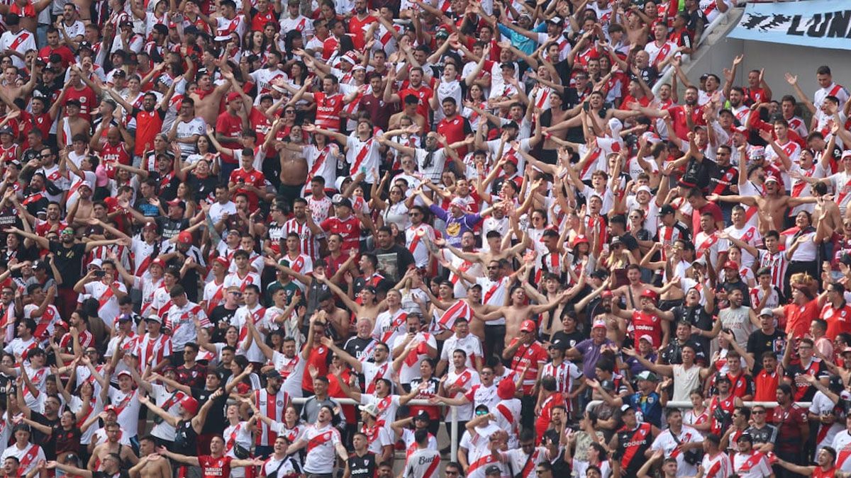 Los hinchas de River en el Kempes. Los hinchas de River en el Kempes.
