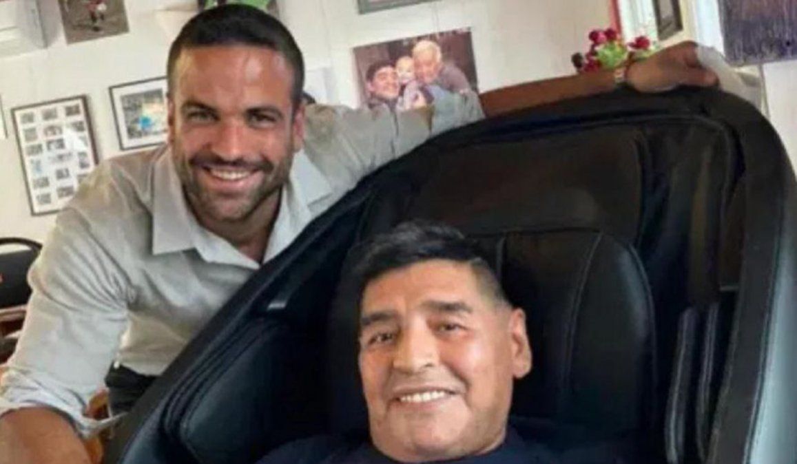 El psicólogo Carlos Díaz junto a Diego Maradona. El profesional, uno de los imputados por la muerte del ex futbolista fue eximido de prisión a pedido de su defensa