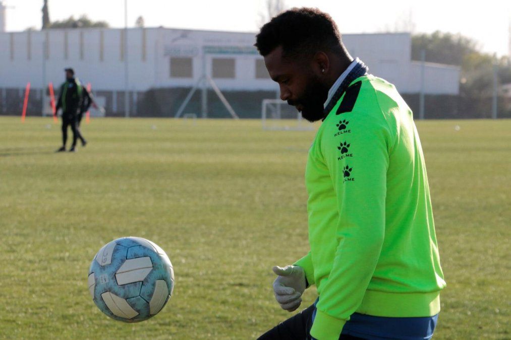 Los jugadores del Tomba no ven la hora de salir a la cancha