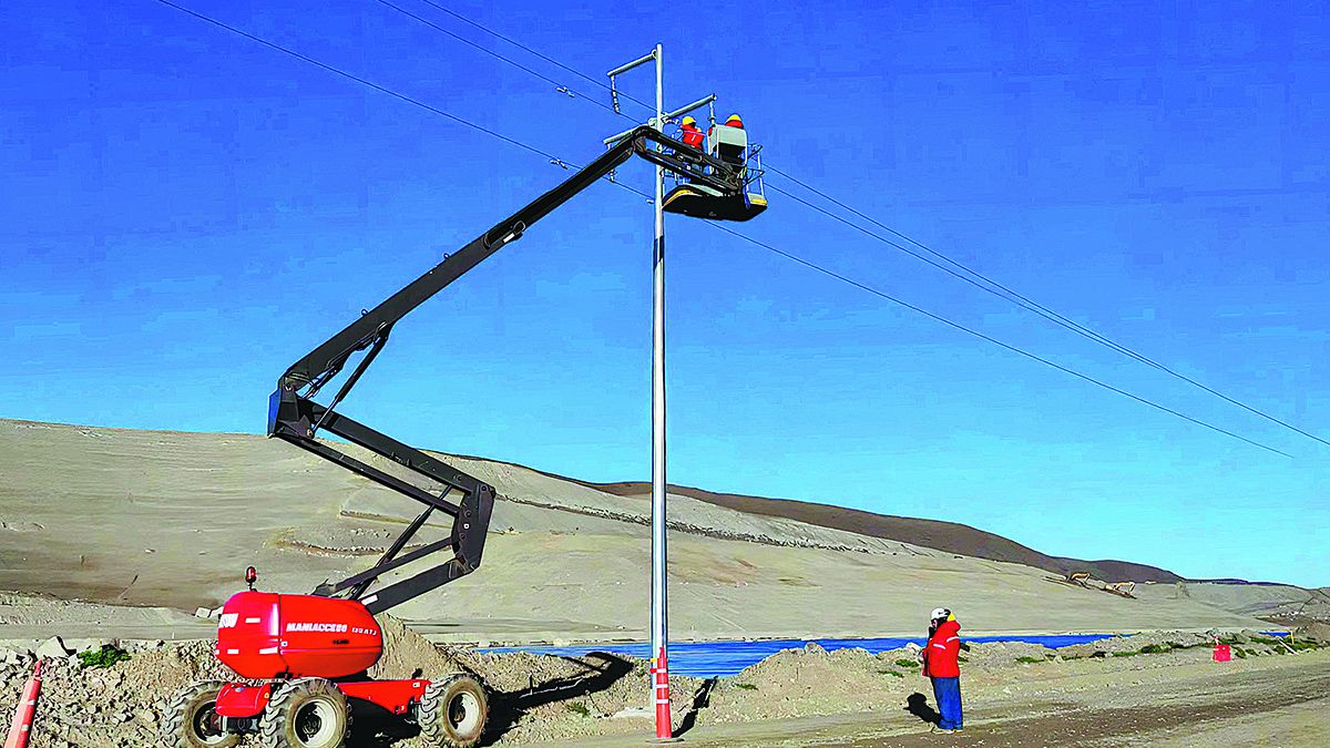 Unos empleados realizan trabajos de construcción en la central hidroeléctrica Néstor Kirchner-Jorge Cepernic en marzo. PARA USO DE CHINA DAILY