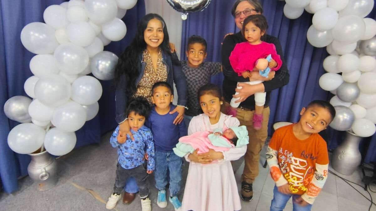 "Cuando pierdo la paciencia me recuerdo que están viviendo su niñez... y vuelvo a empezar", dice Noelia. "Cuando pierdo la paciencia me recuerdo que están viviendo su niñez... y vuelvo a empezar", dice Noelia.