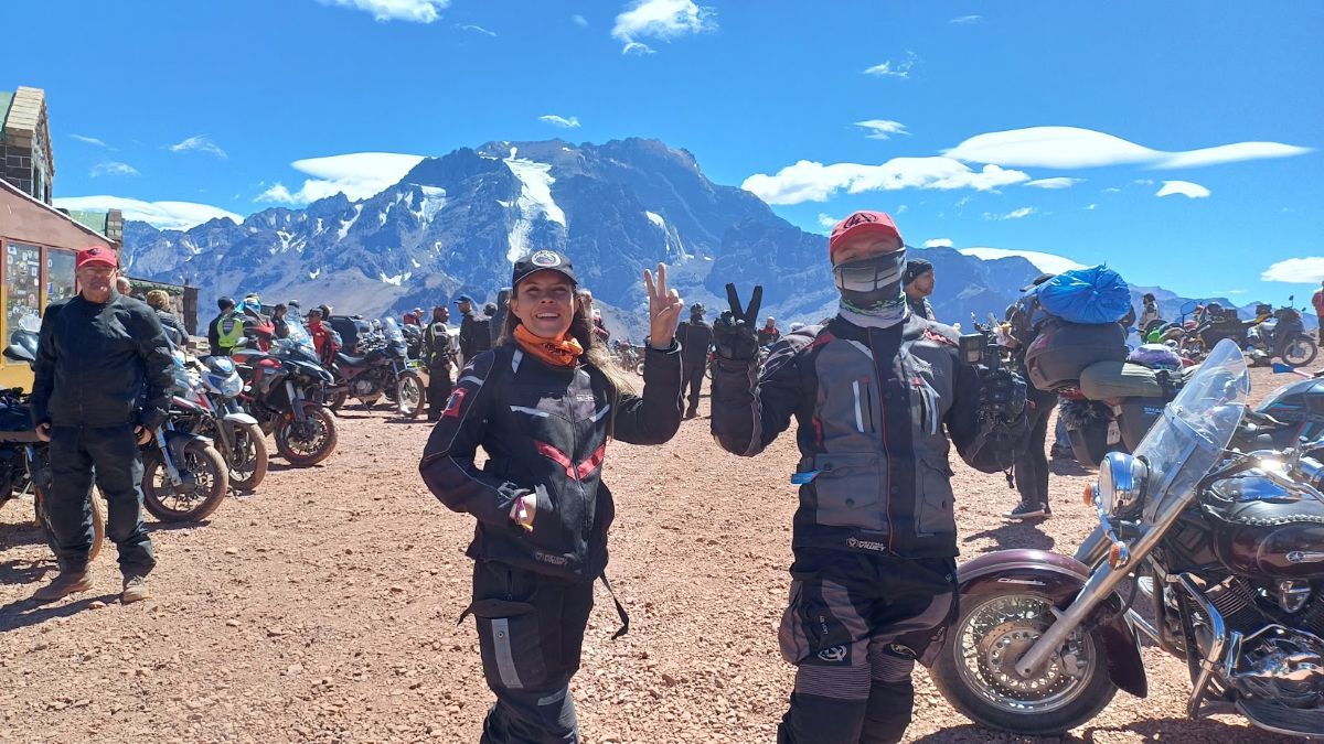 Una pareja feliz de haber llegado. Venían de Chile. A buscar esta postal. Una pareja feliz de haber llegado. Venían de Chile. A buscar esta postal.