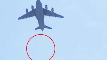 Impactante: quisieron huir de Afganistán y se cayeron del avión