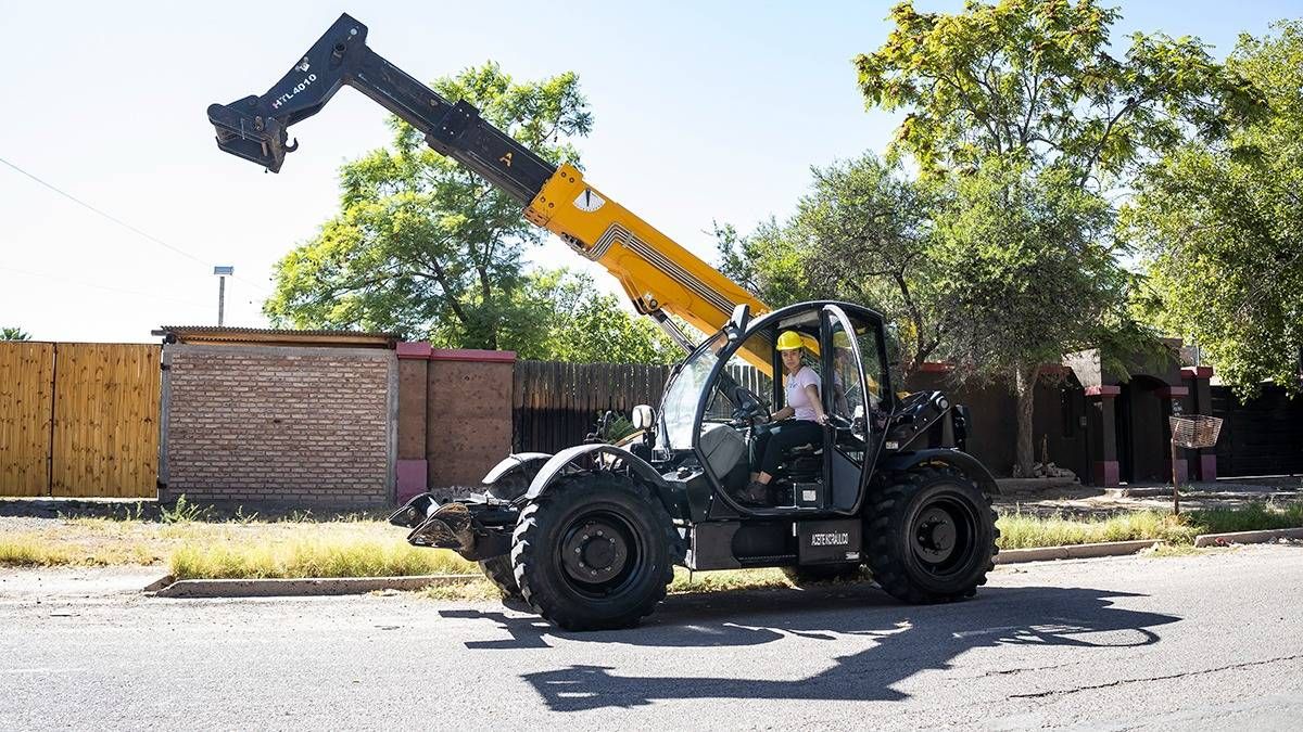 Además de conductora de máquinas pesadas, Silvina Leilen es mecánica. Una mujer que todo lo puede. Además de conductora de máquinas pesadas, Silvina Leilen es mecánica. Una mujer que todo lo puede.