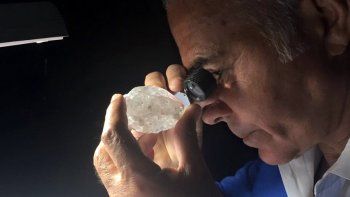 El magnate de los diamantes murió por querer agrandarse el pene