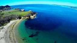 Las aguas azules de Monastery Beach son incomparables.