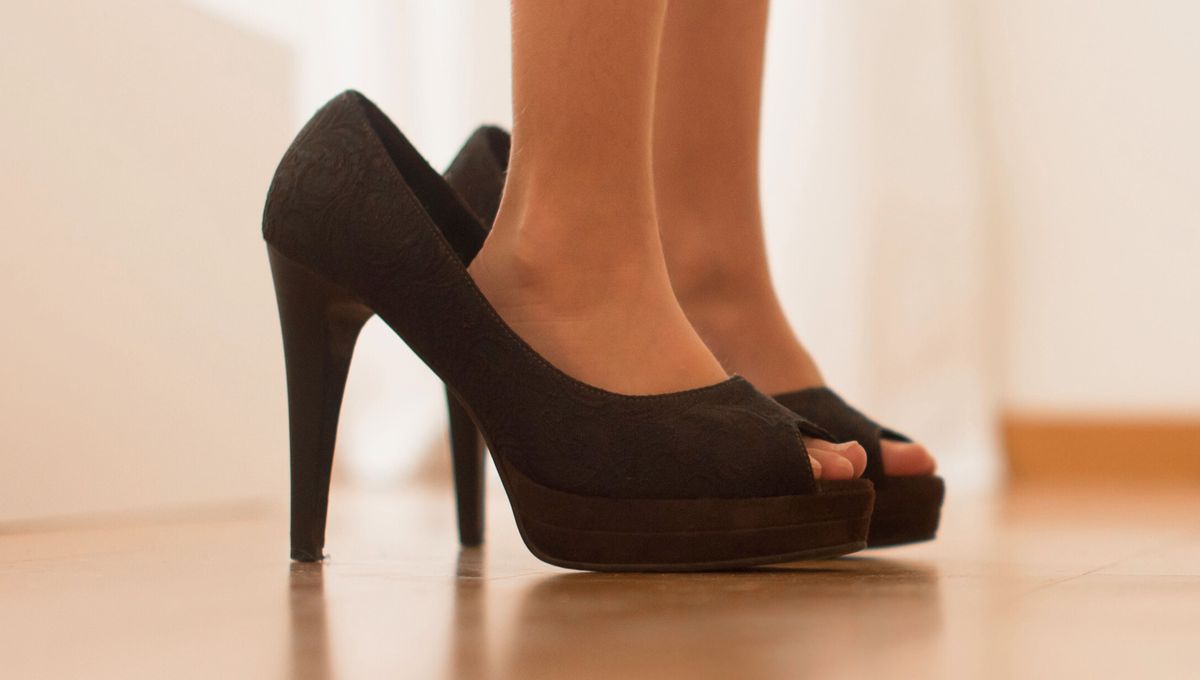 Revisa bien los talles antes de comprar tacones, mídelos con medias, plantillas y camina para probarlos