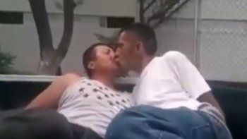 Policías mexicanos obligaron a dos presuntos delincuentes a besarse