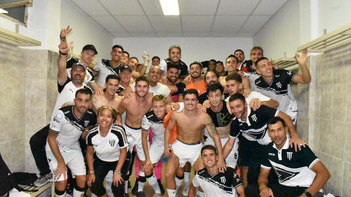 Los jugadores y el cuerpo técnico festejaron el triunfazo en San Juan.