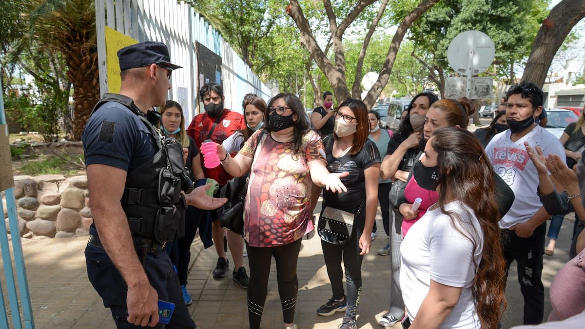Video: el padre de la niña que denunció el abuso increpó cara a cara a la directora