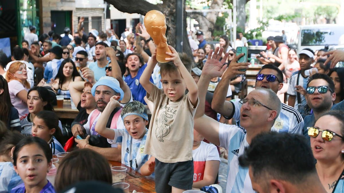 Un nene mendocino ya se emociona levantando su propia copa. 
