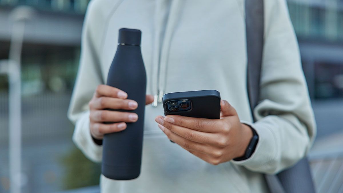 Las botellas reutilizables pueden acumular bacterias y moho si no se limpian bien. Crédito: Freepik.