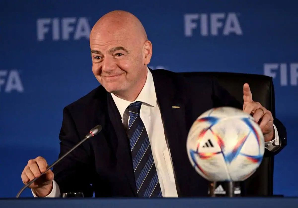 Gianni Infantino, como presidente de la FIFA felicitó a Claudio Chiqui Tapia por su reelección en la AFA.