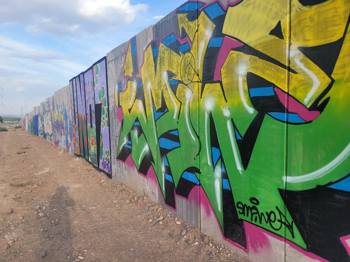 Esta vez la pintada, que se extiende por un kilómetro, parece no haber sido hecha de canuto, sino pactada y realizada a la luz del día. Esta vez la pintada, que se extiende por un kilómetro, parece no haber sido hecha de canuto, sino pactada y realizada a la luz del día.