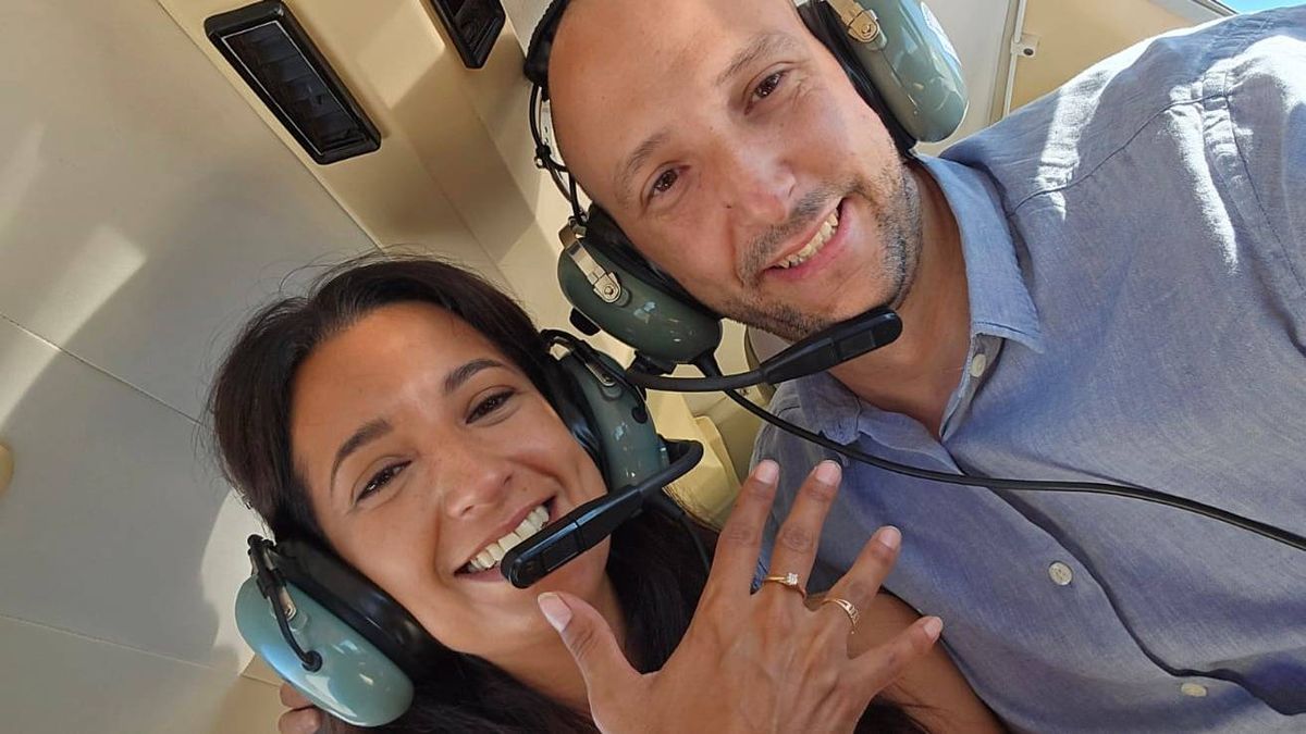Nadya muestra con felicidad el anillo de bodas que le entregaron a bordo de la avioneta. Nadya muestra con felicidad el anillo de bodas que le entregaron a bordo de la avioneta.